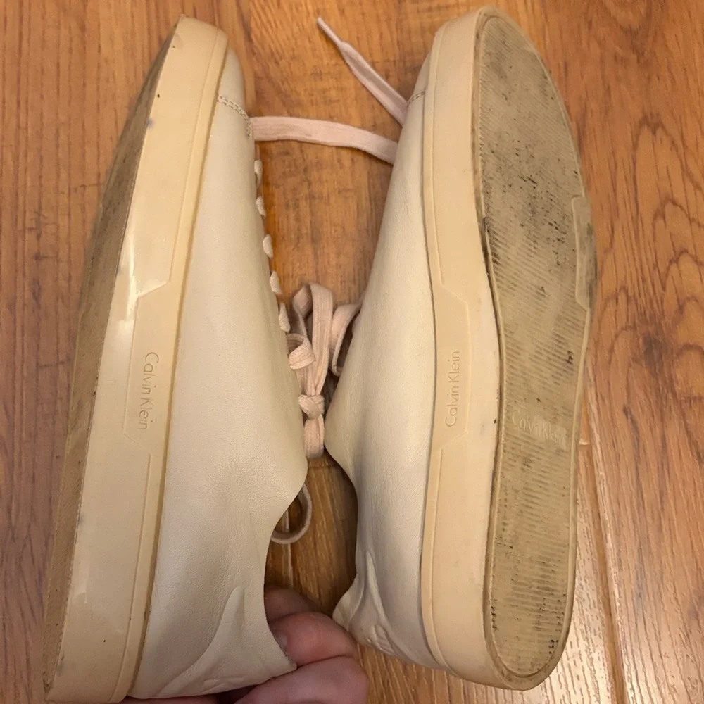 Calvin Klein Women's Classic Minimalist Casual Beige Leather Sneakers, size‎ 6